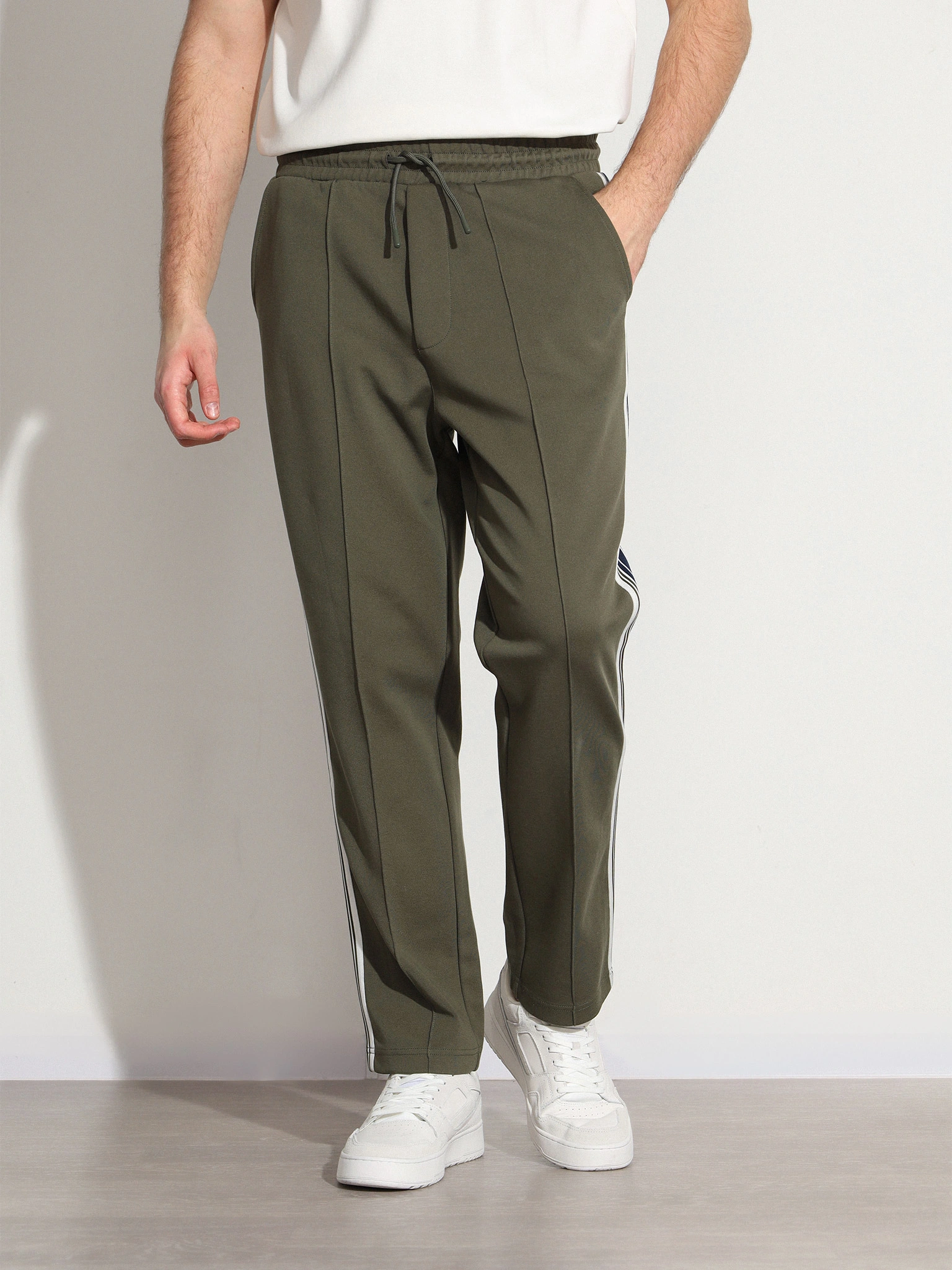 Брюки трикотажные зеленого цвета с лампасами из смесового хлопка